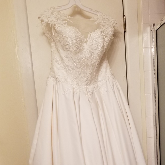 Wedding Gown - Picture 4 of 7